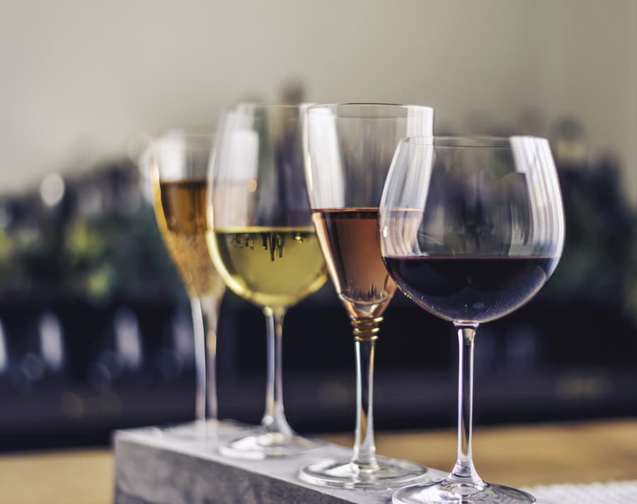 Red vs White Wine Glasses: Differences, Types of Glasses